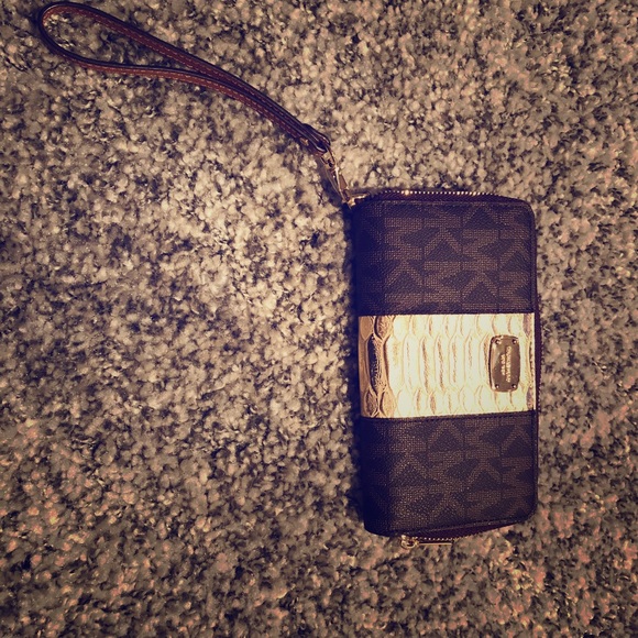 Michael Kors Handbags - Michael Kors Clutch/Wristlet